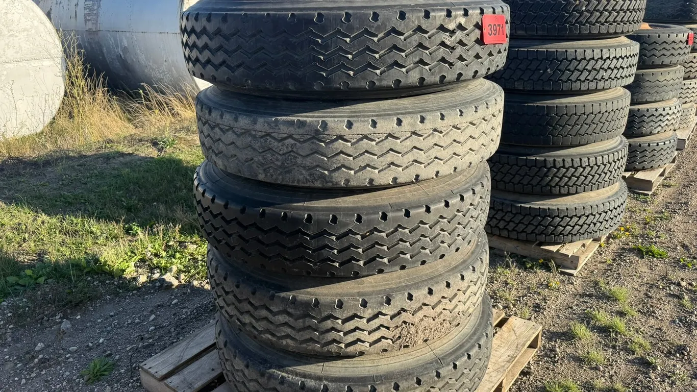 (5) 11R24.5 Wheels & Tires