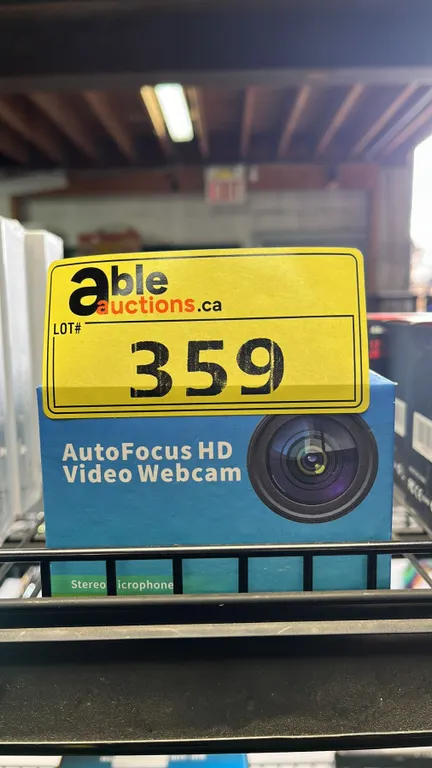 (6) *NEW IN BOX* AUTO FOCUS HD VIDEO WEBCAMS WITH TRIPOD STANDS
