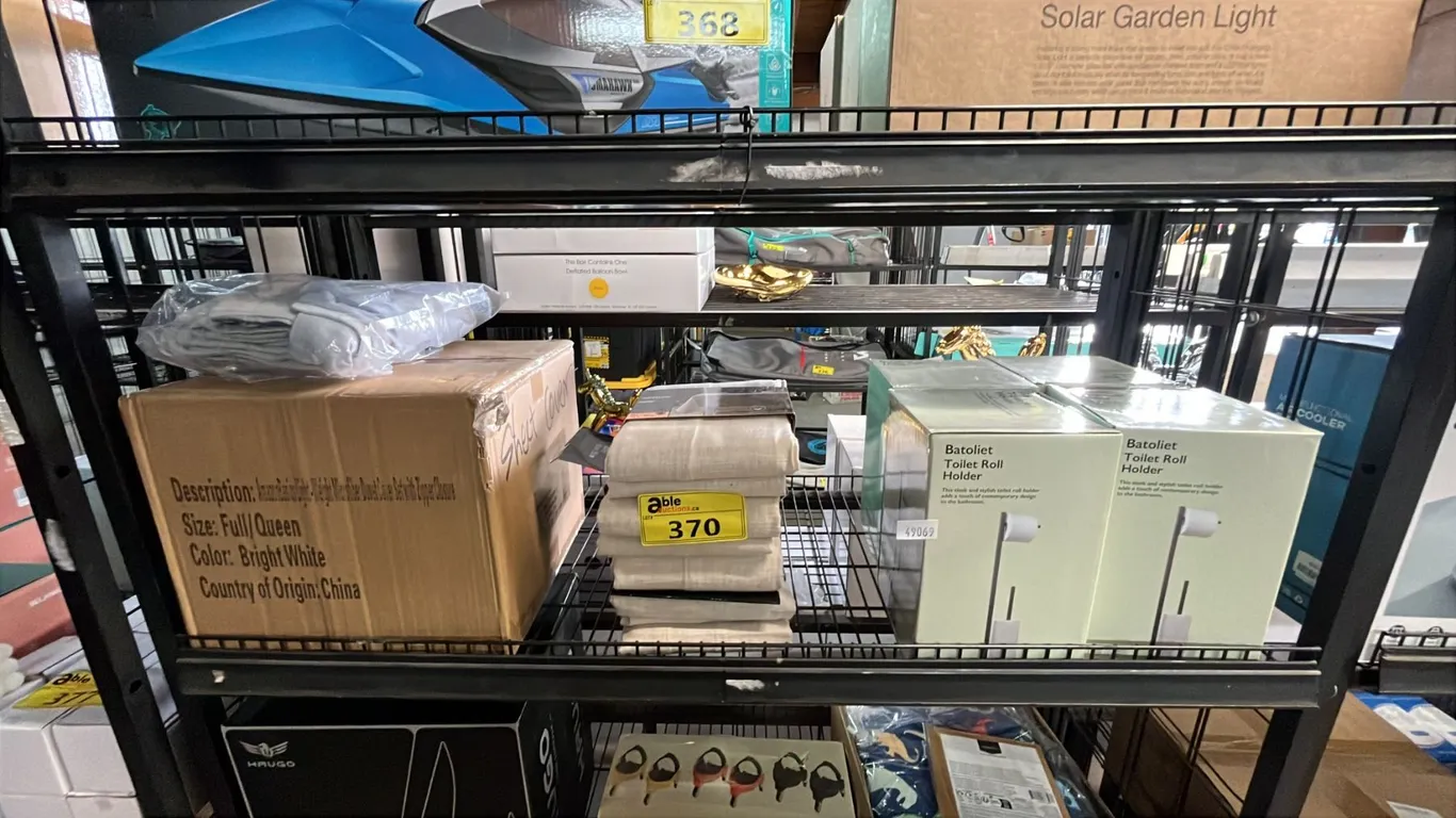 SHELF OF 60" X 102" TABLE CLOTHS, FULL/QUEEN WHITE DUVET COVER SET & 4 BATOLIET TOILET ROLL HOLDERS