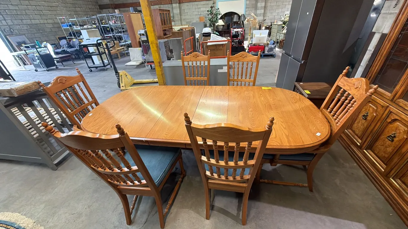 VINTAGE WOOD TABLE WITH 2 LEAVES & 6 CHAIRS