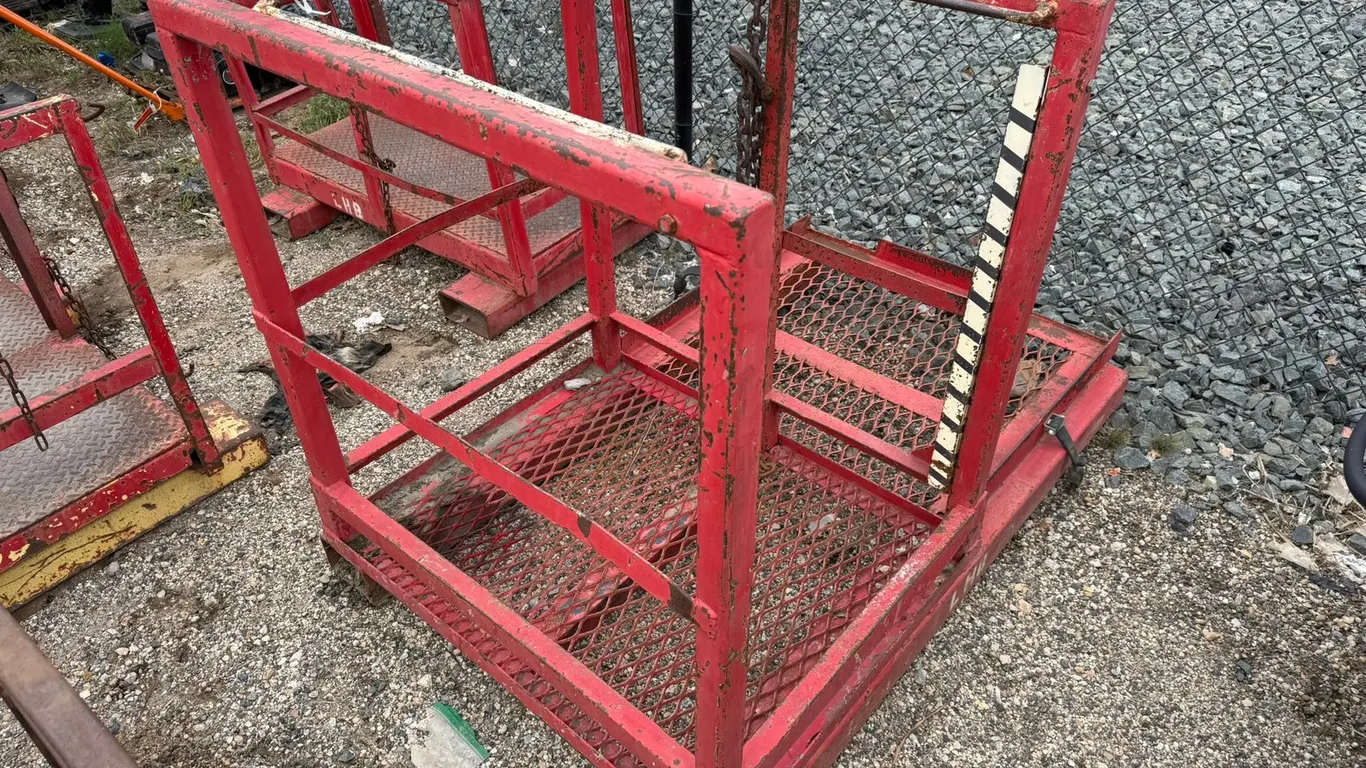 Man Basket with Fork Pockets