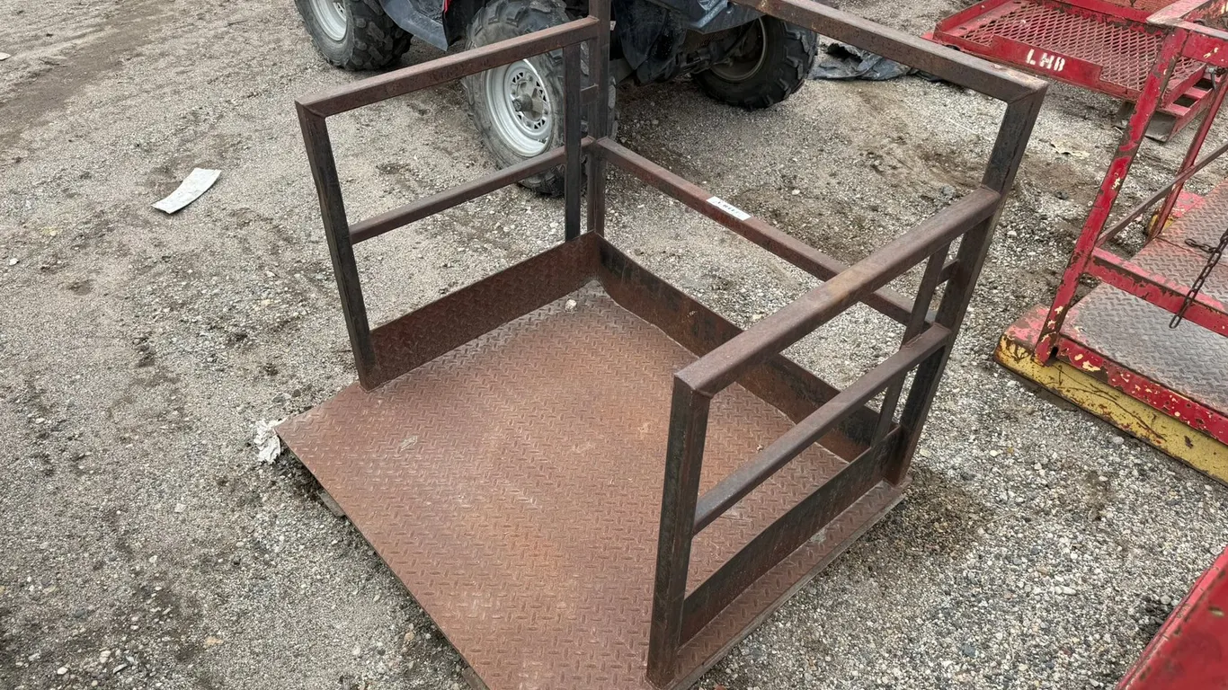 Man Basket with Fork Pockets