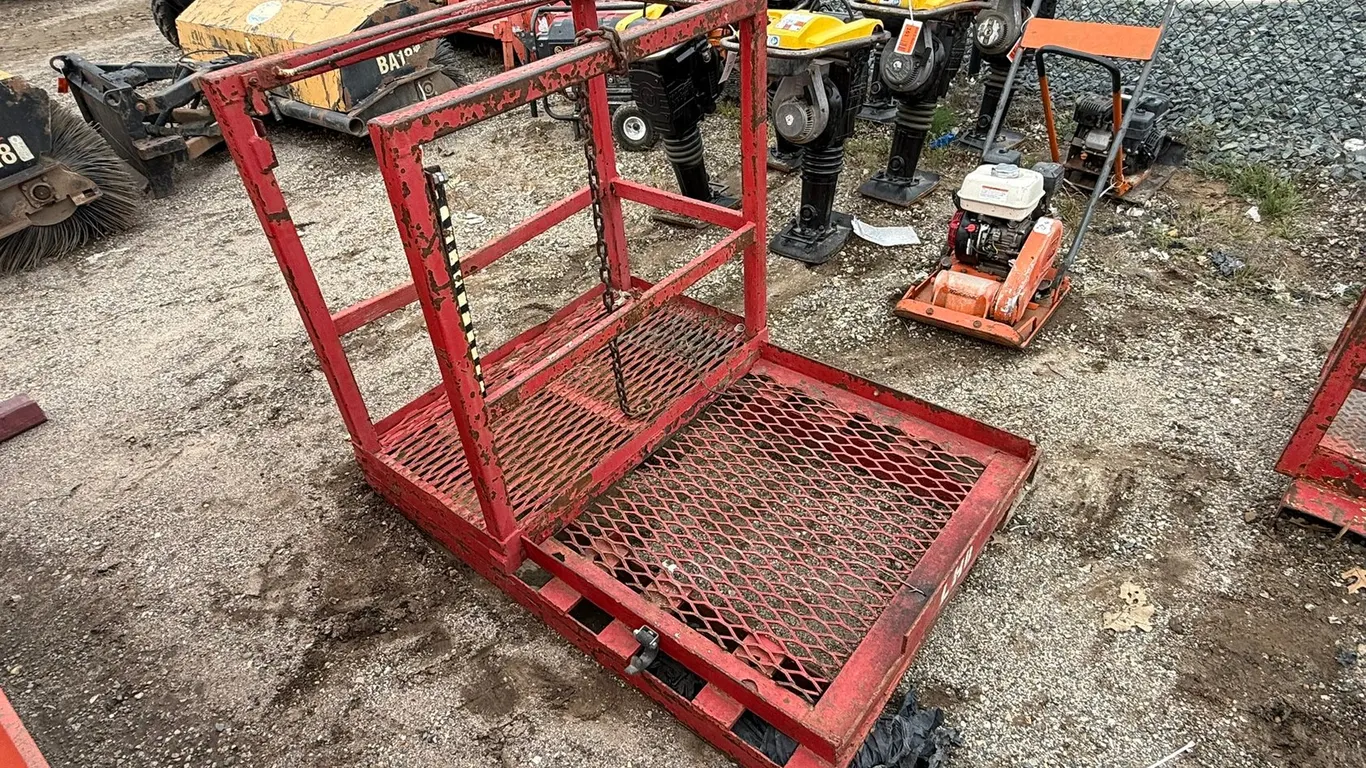 Man Basket with Fork Pockets