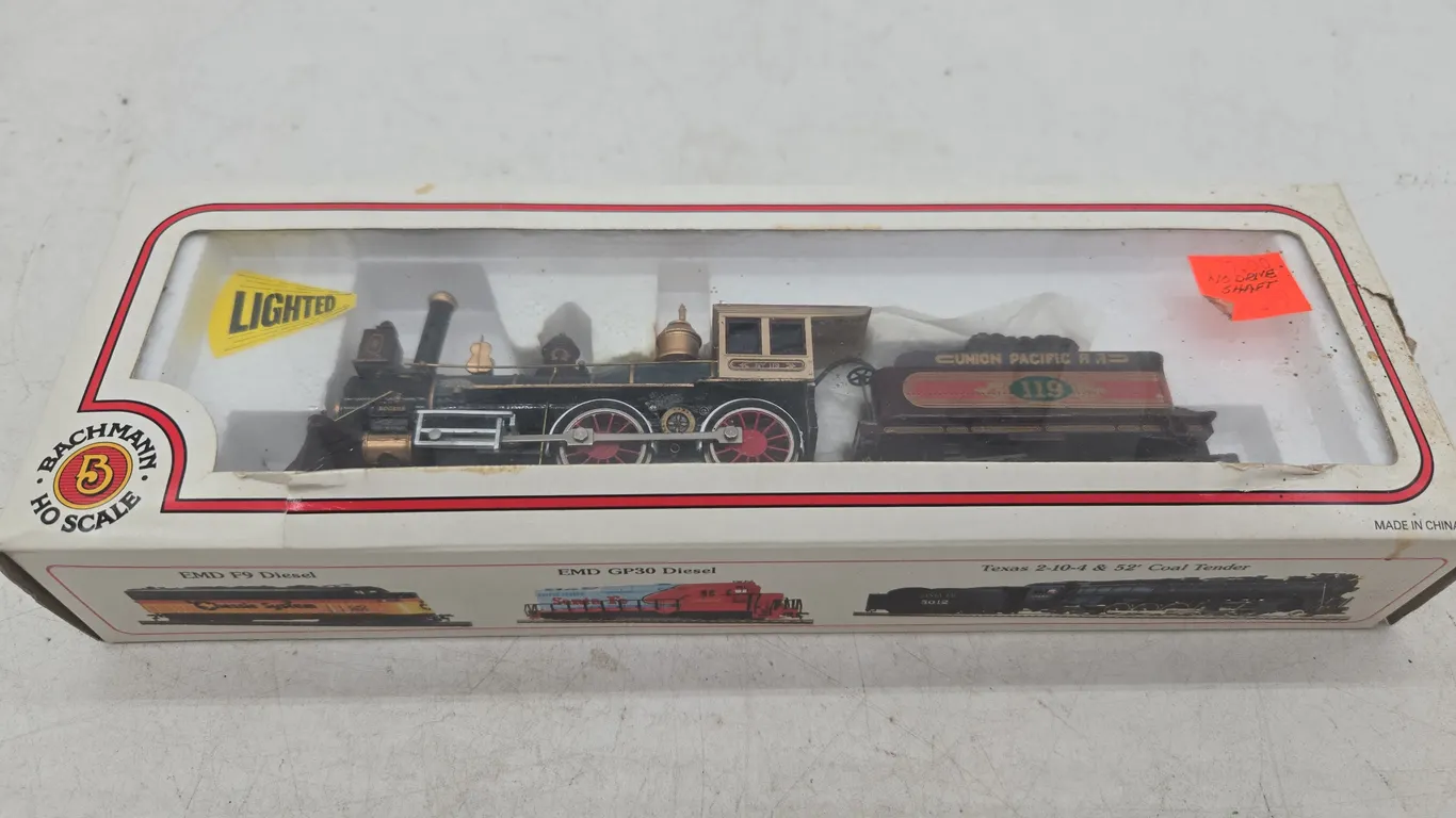 Vintage bachman HO scale American 440 locomotive and Union Pacific tender new and original box