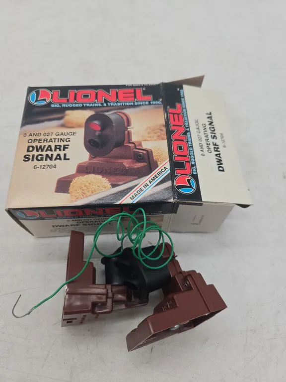 Vintage Lionel number 612704 operating dwarf signal new in box