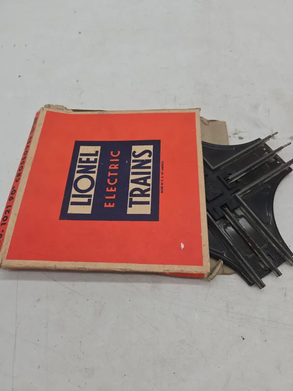 Vintage Lionel number 1021 90° crossover new in box