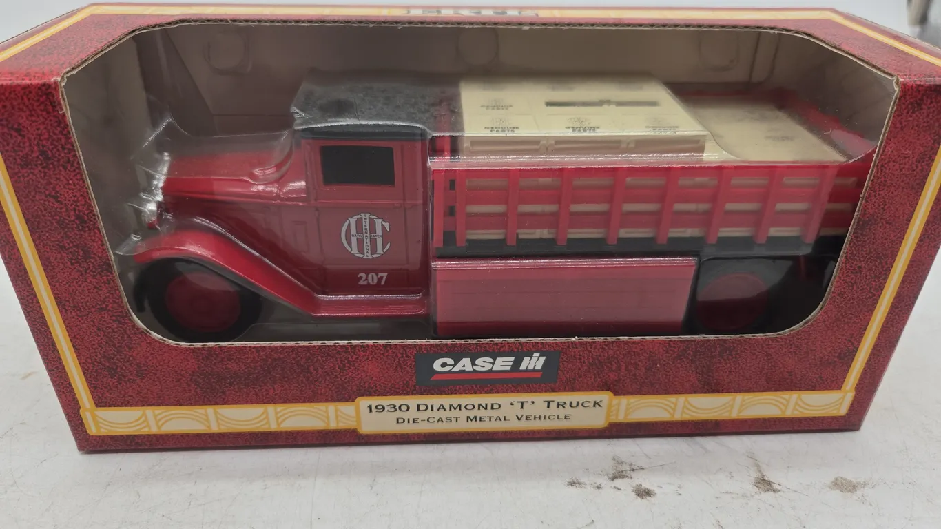 Vintage ertl 1930 diamond t truck diecast metal vehicle Bank new inbox