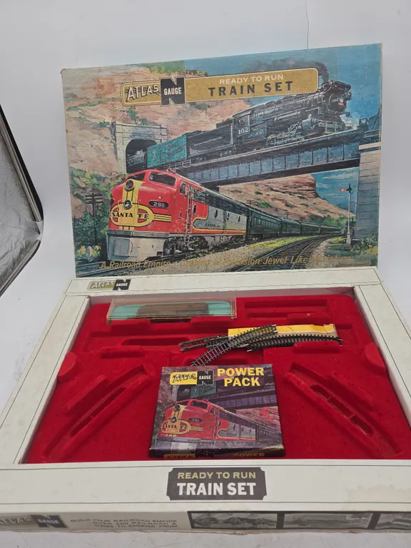 Vintage Atlas engage ready to run train set box with 2124 Atlas diesel locomotive