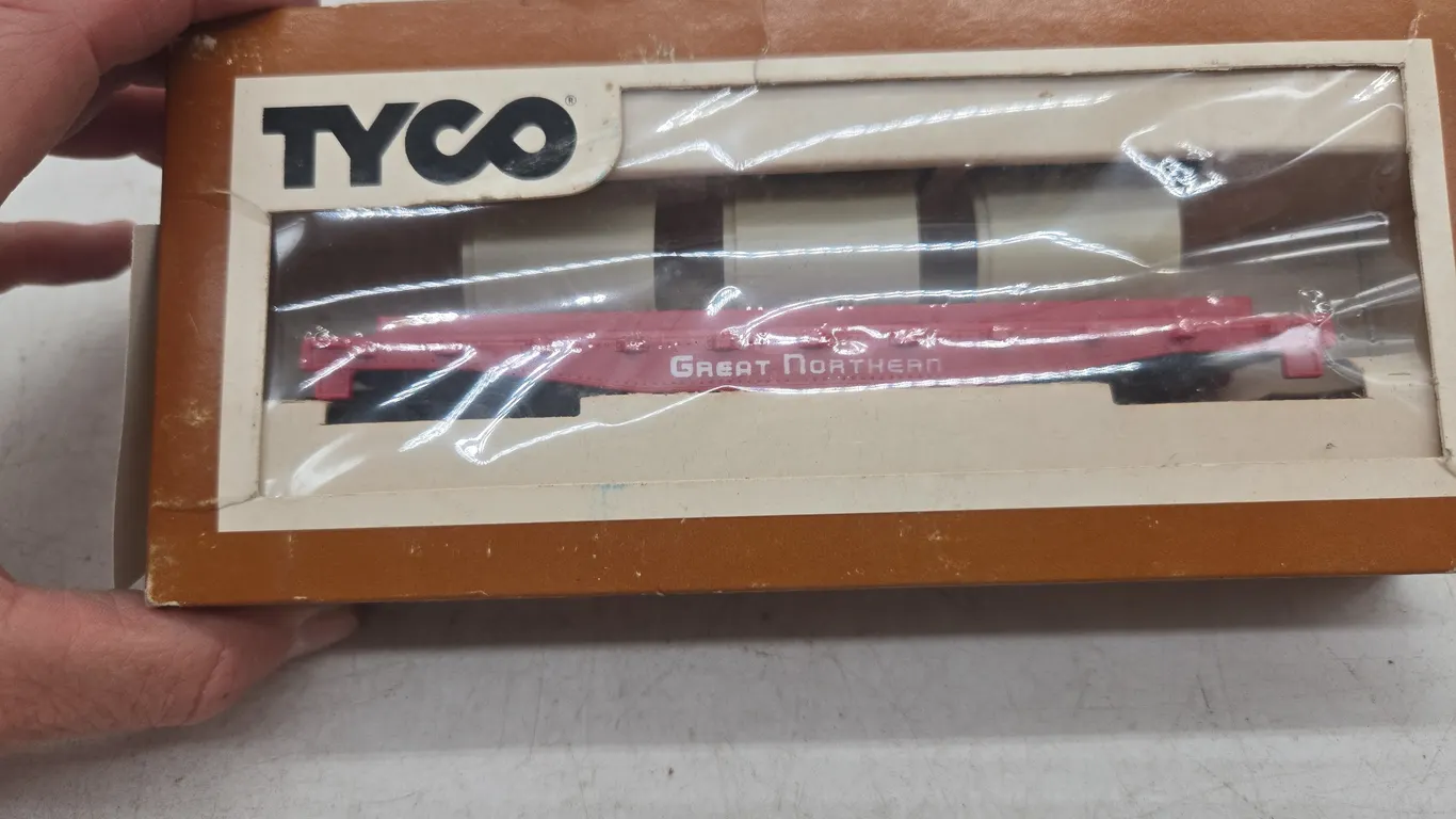 Vintage Tyco brand HO scale, Great Northern flat car with pipes, new inbox