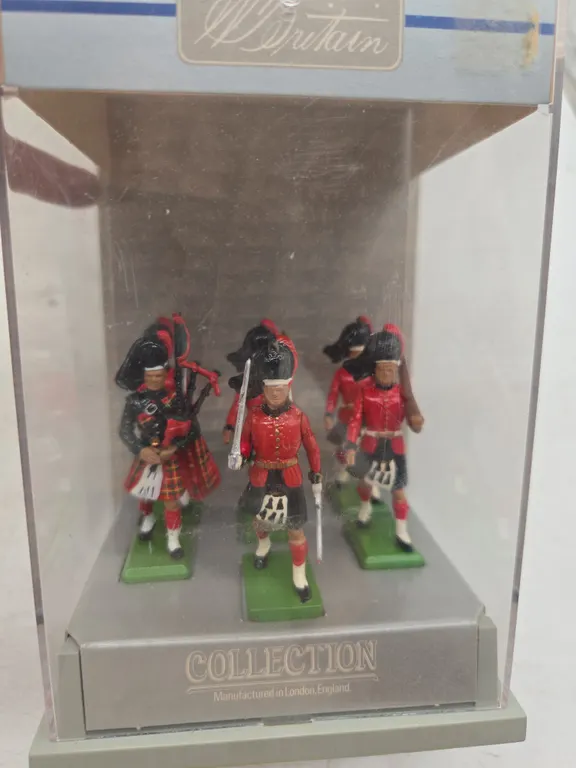 Vintage W Britain brand British infantry set with bagpipes, new and original package