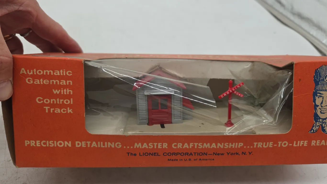 Vintage Lionel HO scale number 0145 automatic gateman with track control new and original box