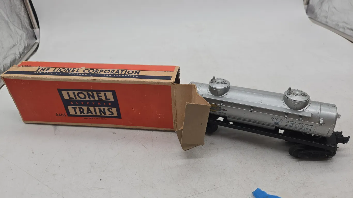 Vintage Lionel Sunoco tanker car number 6465 in original box