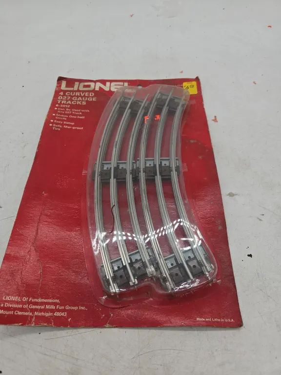 Vintage Lionel four curved tracks new and package