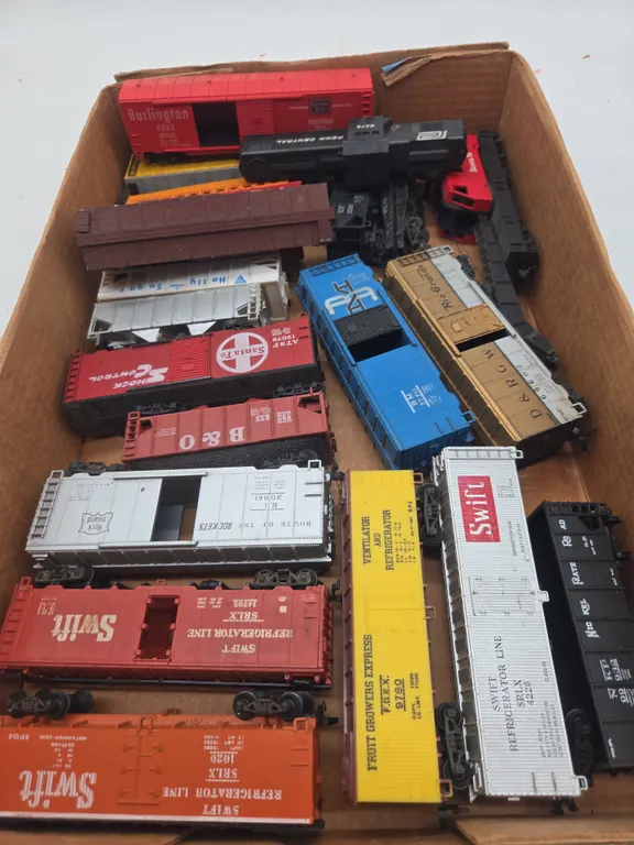 Assorted HO scale train cars