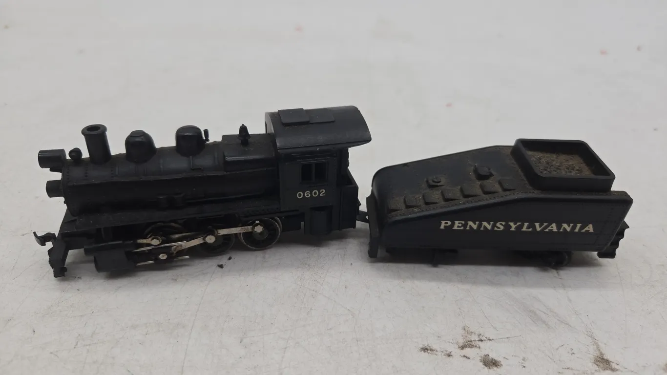 Vintage Lionel HO scale Pennsylvania 060 steam locomotive and tender combination