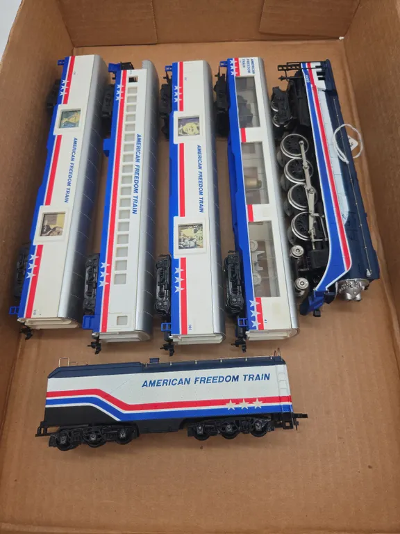 Vintage Lionel HO scale freedom train, locomotive and four car set