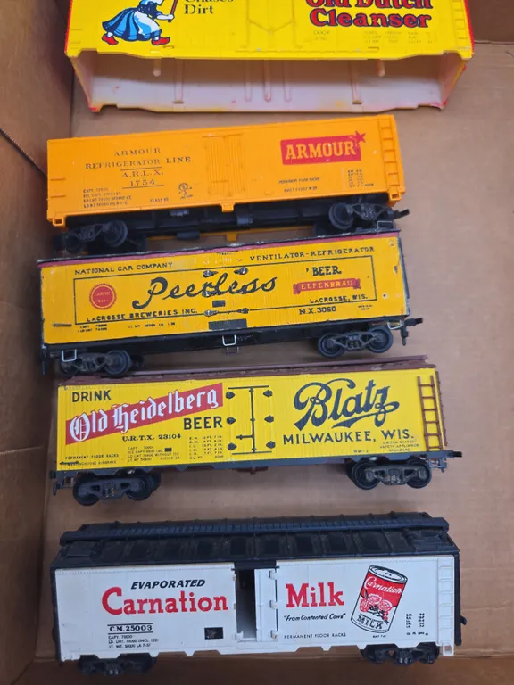 Assorted vintage HO scale advertising train cars
