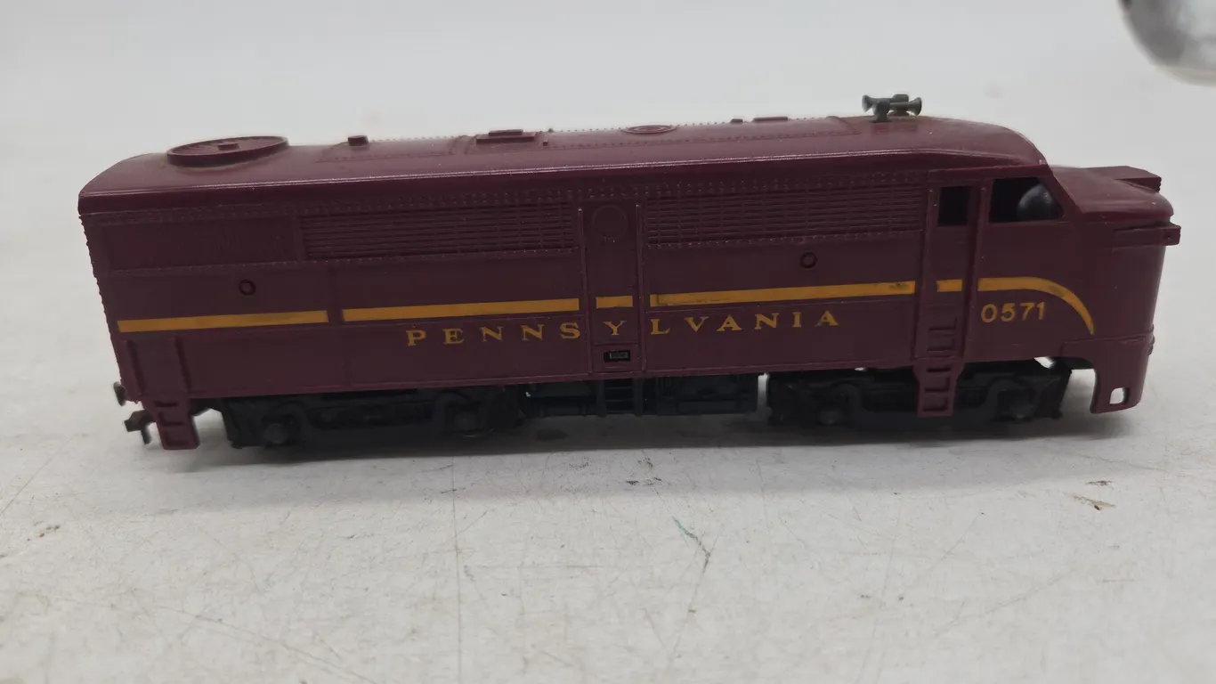 Vintage Lionel HO scale Pennsylvania number 0571 diesel locomotive