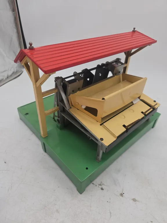 Lionel 164 O scale operating log loader lumber shed.