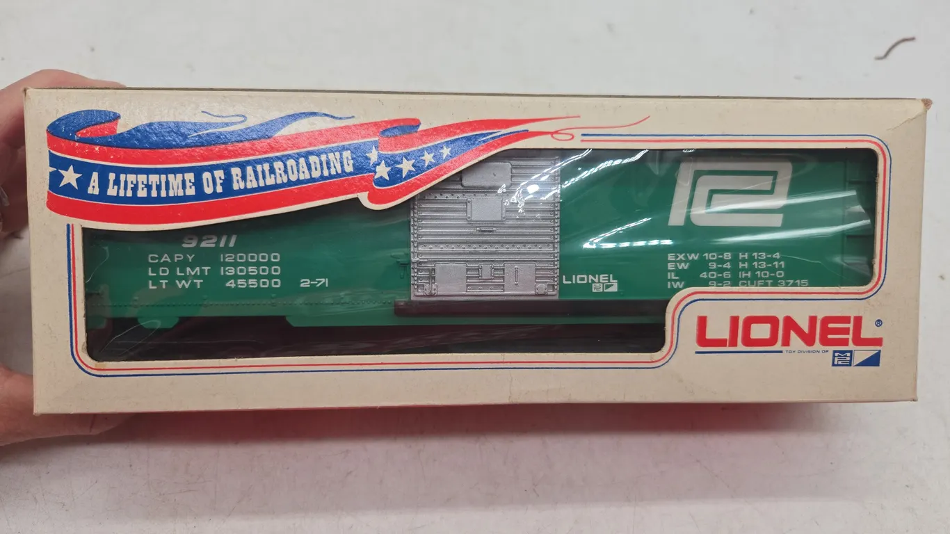 Vintage Lionel Penn Central boxcar new inbox