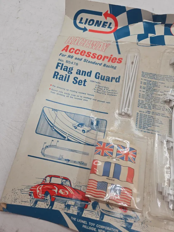 Vintage Lionel b5478 raceway flag and guardrail set new in package