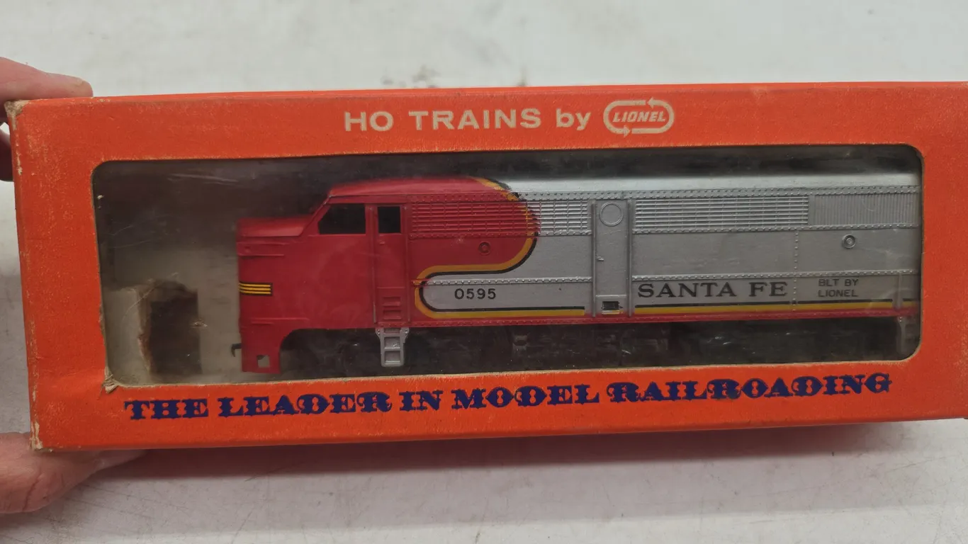 Vintage Lionel HO scale number 0595 Santa Fe diesel locomotive new in box