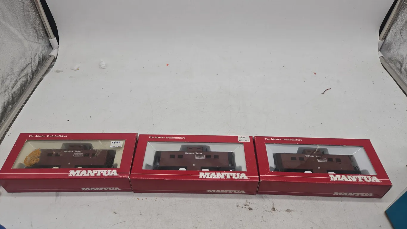 Assorted vintage Mantua Midland valley cabooses new in boxes