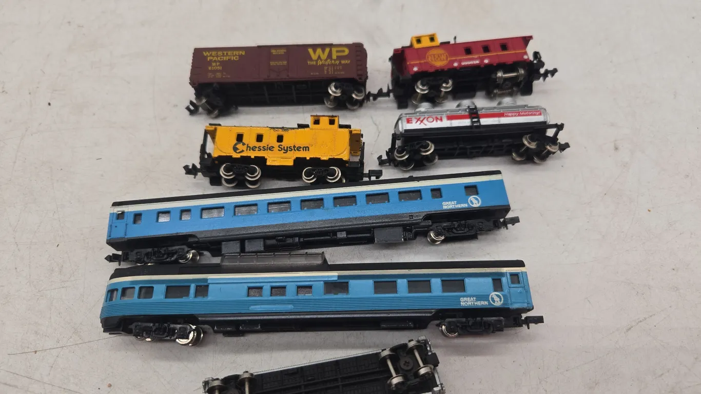 Assorted N scale train cars nice see pictures