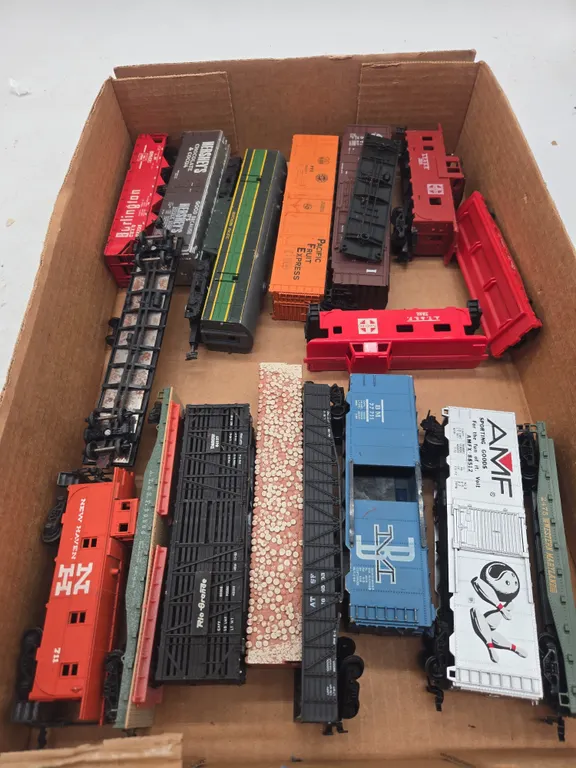 Assorted HO scale train cars