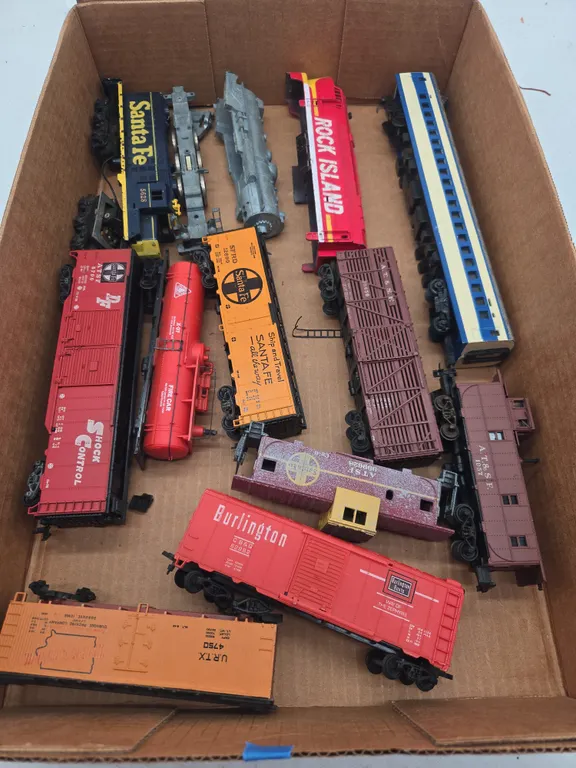Assorted HO scale train cars