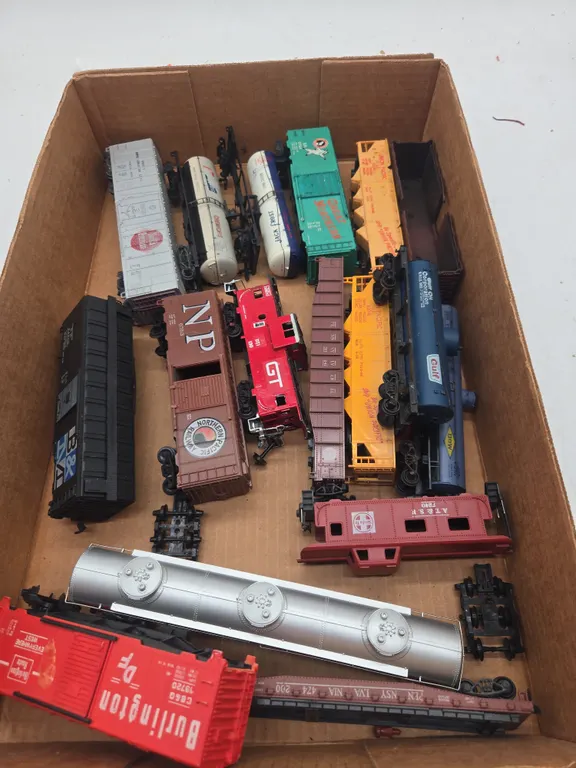 Assorted HO scale train cars