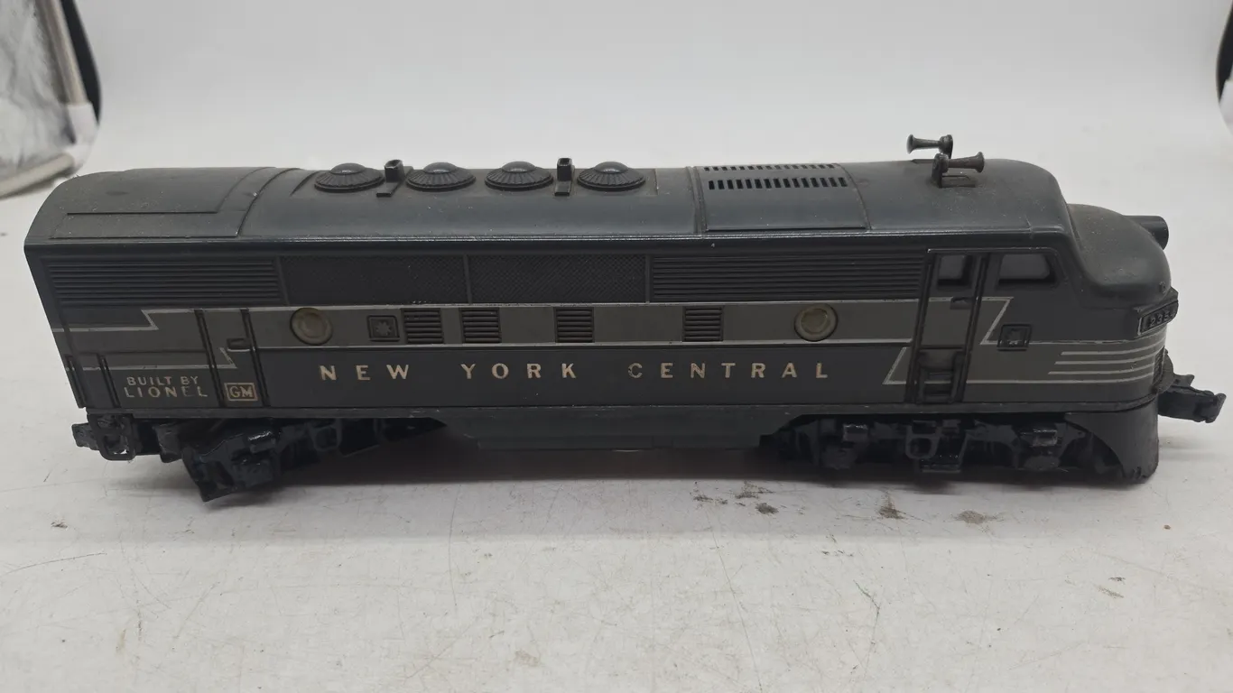 Vintage Lionel line New York Central number 2354 GM diesel powered locomotive