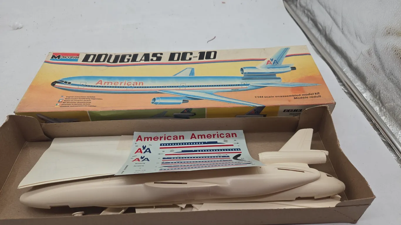 Vintage monogram Douglas DC-10 airplane model new and original box