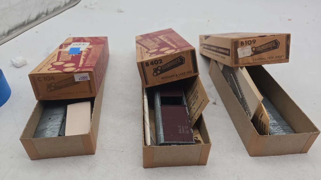 Vintage roundhouse brand train cars in original boxes