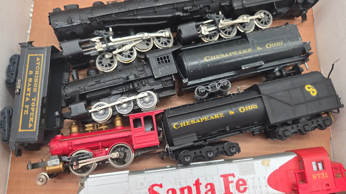 Assorted vintage HO scale locomotives and tenders