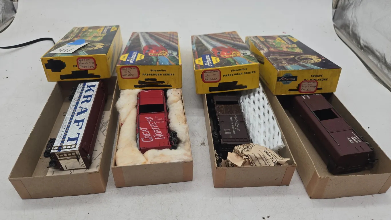 Assorted vintage athern HO scale train cars in original boxes