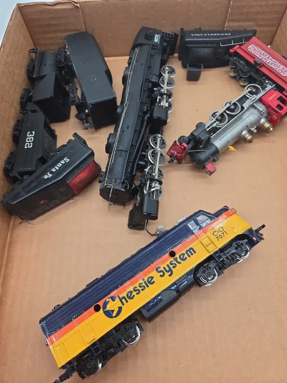 Assorted vintage HO scale locomotives and tenders
