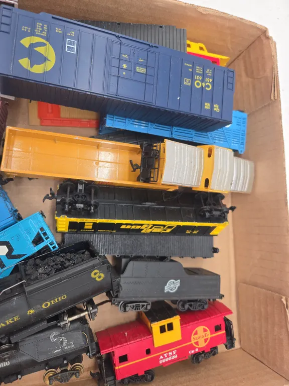 Assorted vintage HO scale train cars