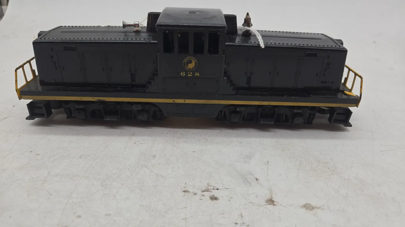 Vintage Lionel 1956 number 628 diesel switcher locomotive