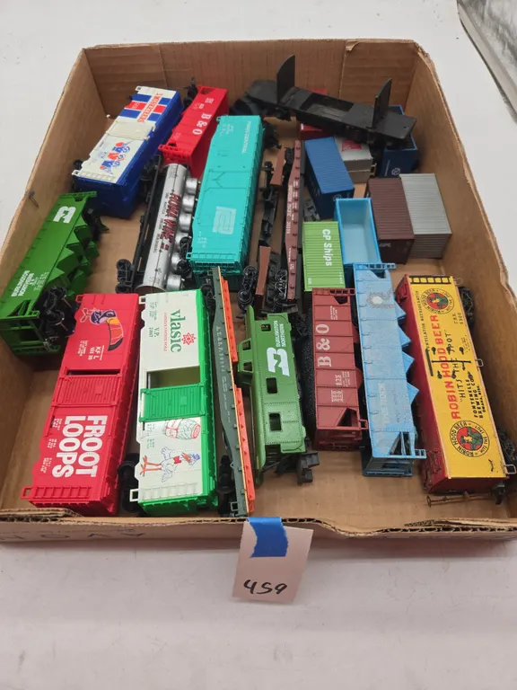 Assorted vintage HO scale train cars