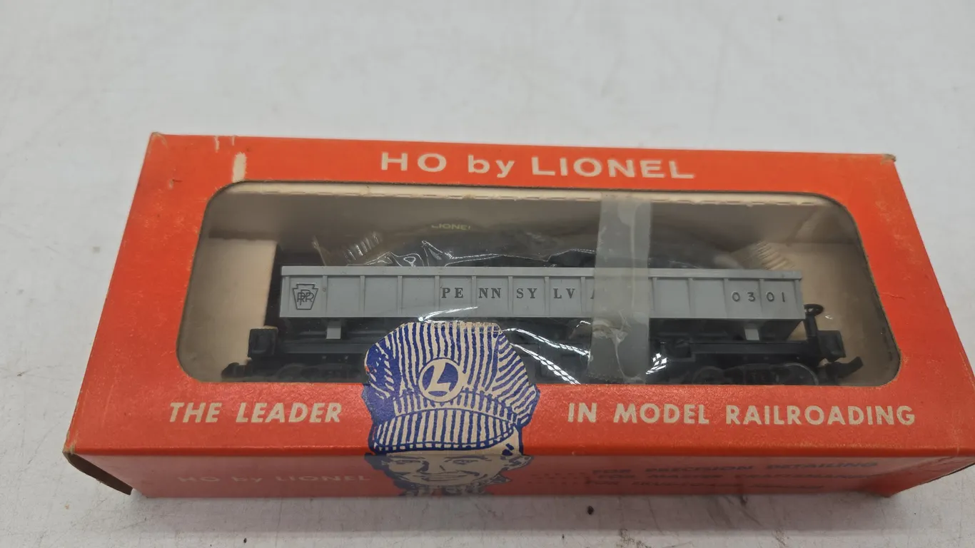 Vintage Lionel HO scale number 0301 operating dump car new inbox