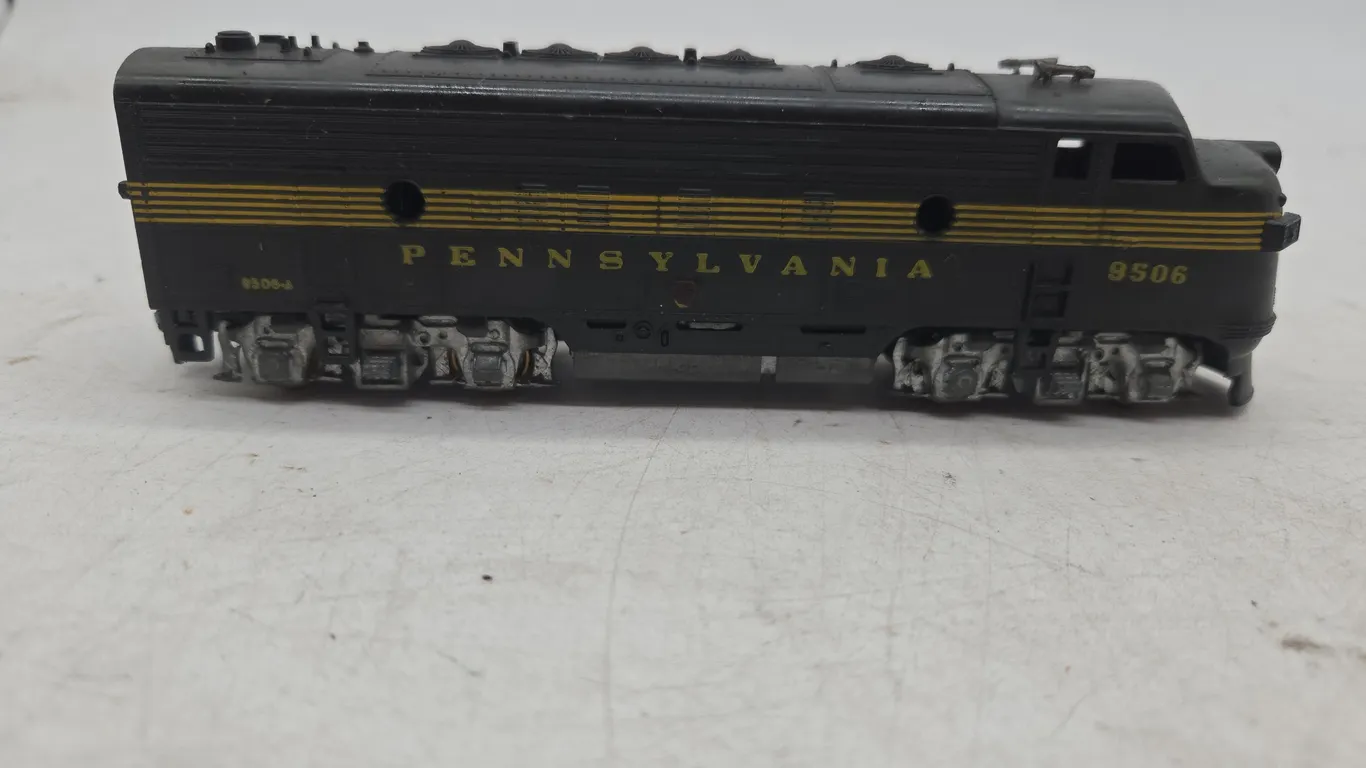 Vintage athern brand HO scale number 9506 Pennsylvania diesel locomotive