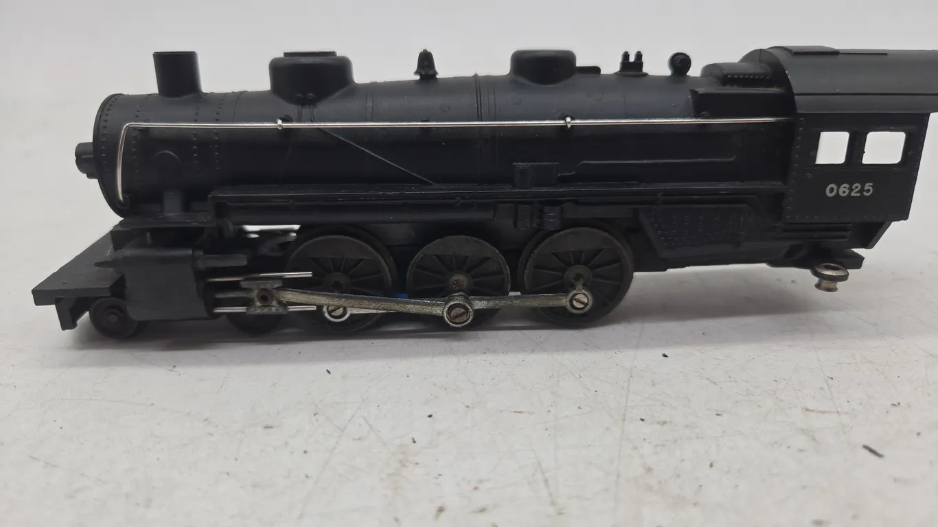 Vintage Lionel number 0625 HO scale diesel locomotive