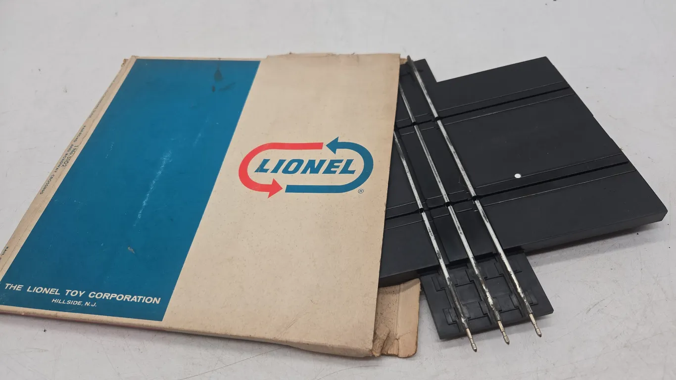 Vintage Lionel number 5102 railroad and roadway crossing new inbox
