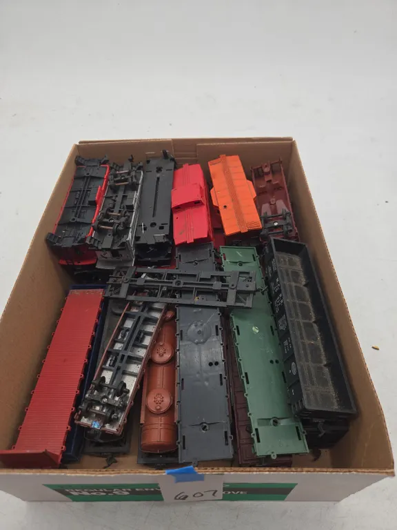 Assorted vintage HO scale train cars