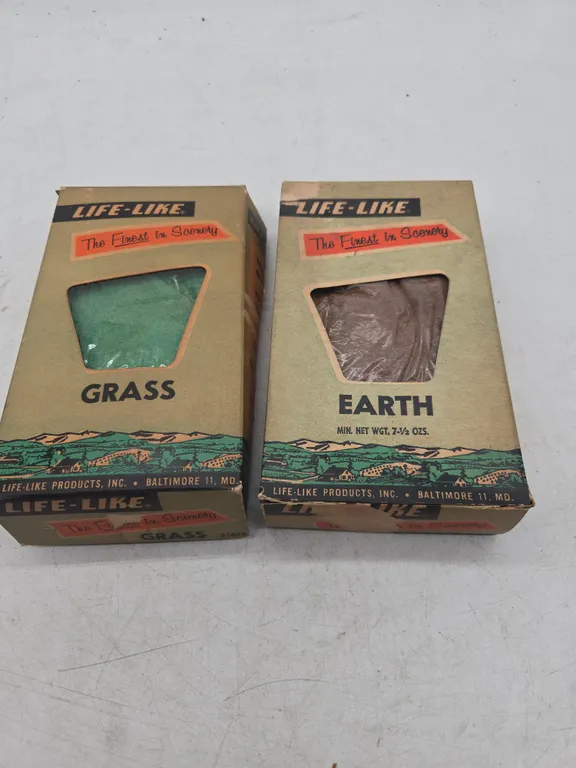 Vintage lifelike layout accessories, in original boxes