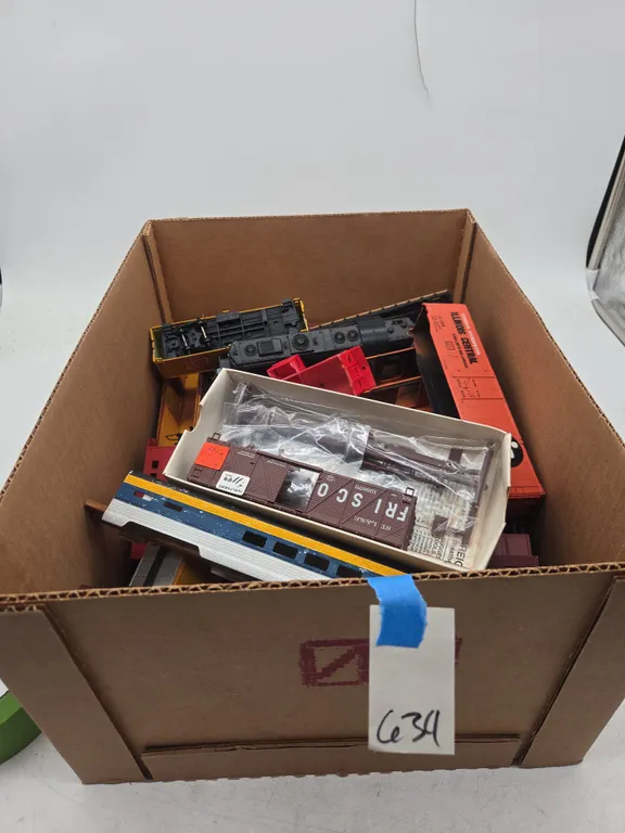 Assorted vintage HO scale train cars