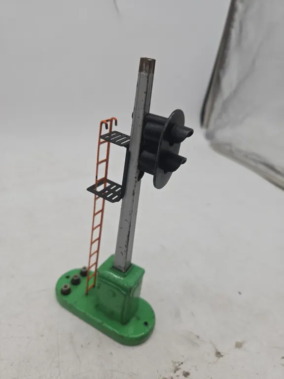 Vintage Lionel number 1 5 3 block signal post