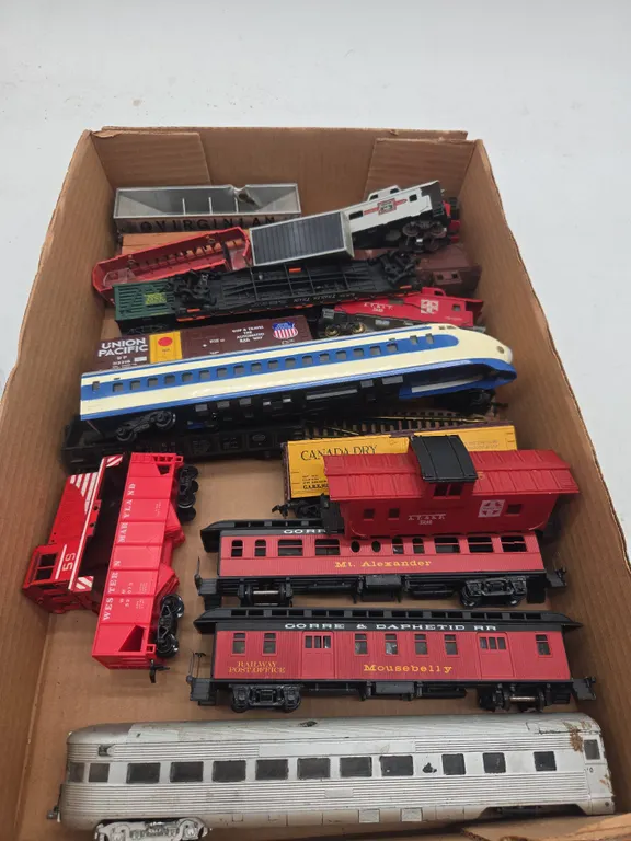 Assorted vintage HO scale train cars