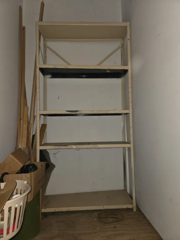 Metal shelving unit